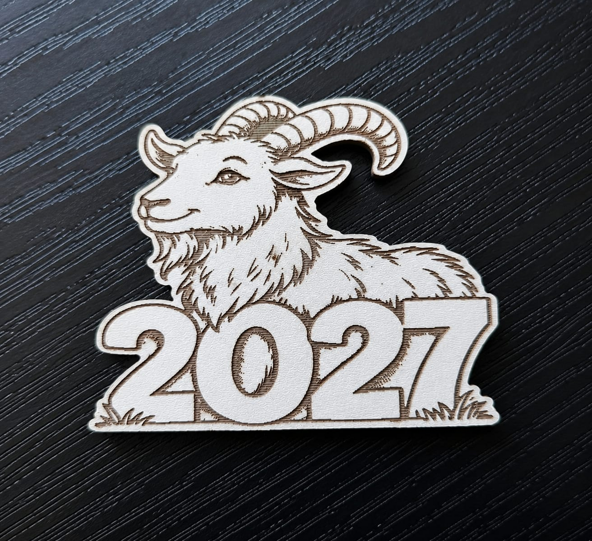 2027 metų medinis magnetukas su Ožkos simboliu ir ragais