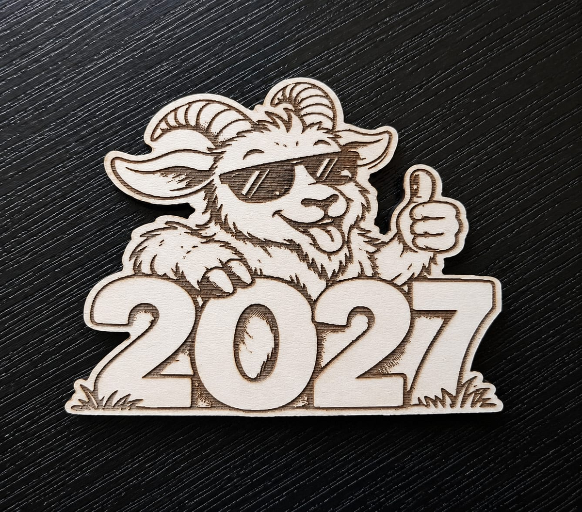 2027 metų medinis magnetukas su linksma Ožka ir akiniais