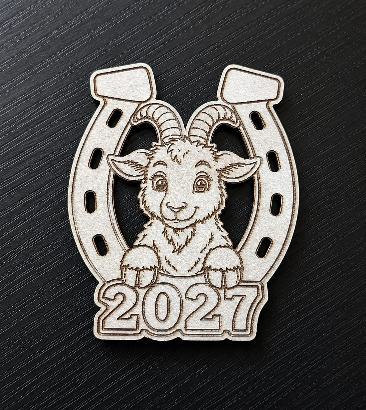 2027 metų medinis magnetukas su Ožkos simboliu ir pasaga