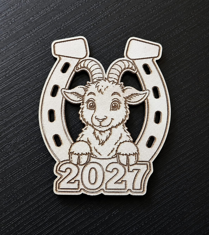 2027 metų medinis magnetukas su Ožkos simboliu ir pasaga