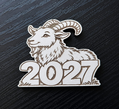 2027 metų medinis magnetukas su Ožkos simboliu ir ragais