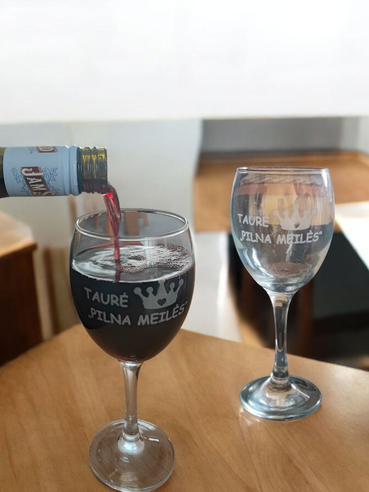 Graviruota vyno taurė Taurė pilna laimės