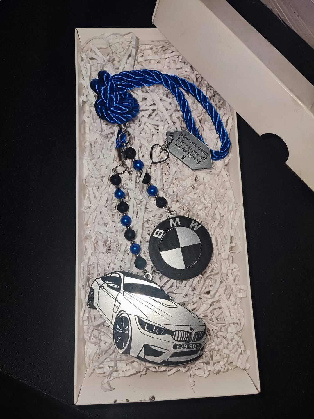 Personalizuojamas automobilio pakabukas – BMW dizaino pavyzdys dovanų dėžutėje