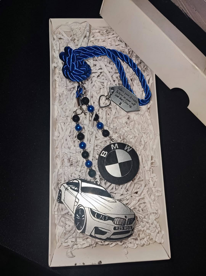 Personalizuojamas automobilio pakabukas – BMW dizaino pavyzdys dovanų dėžutėje